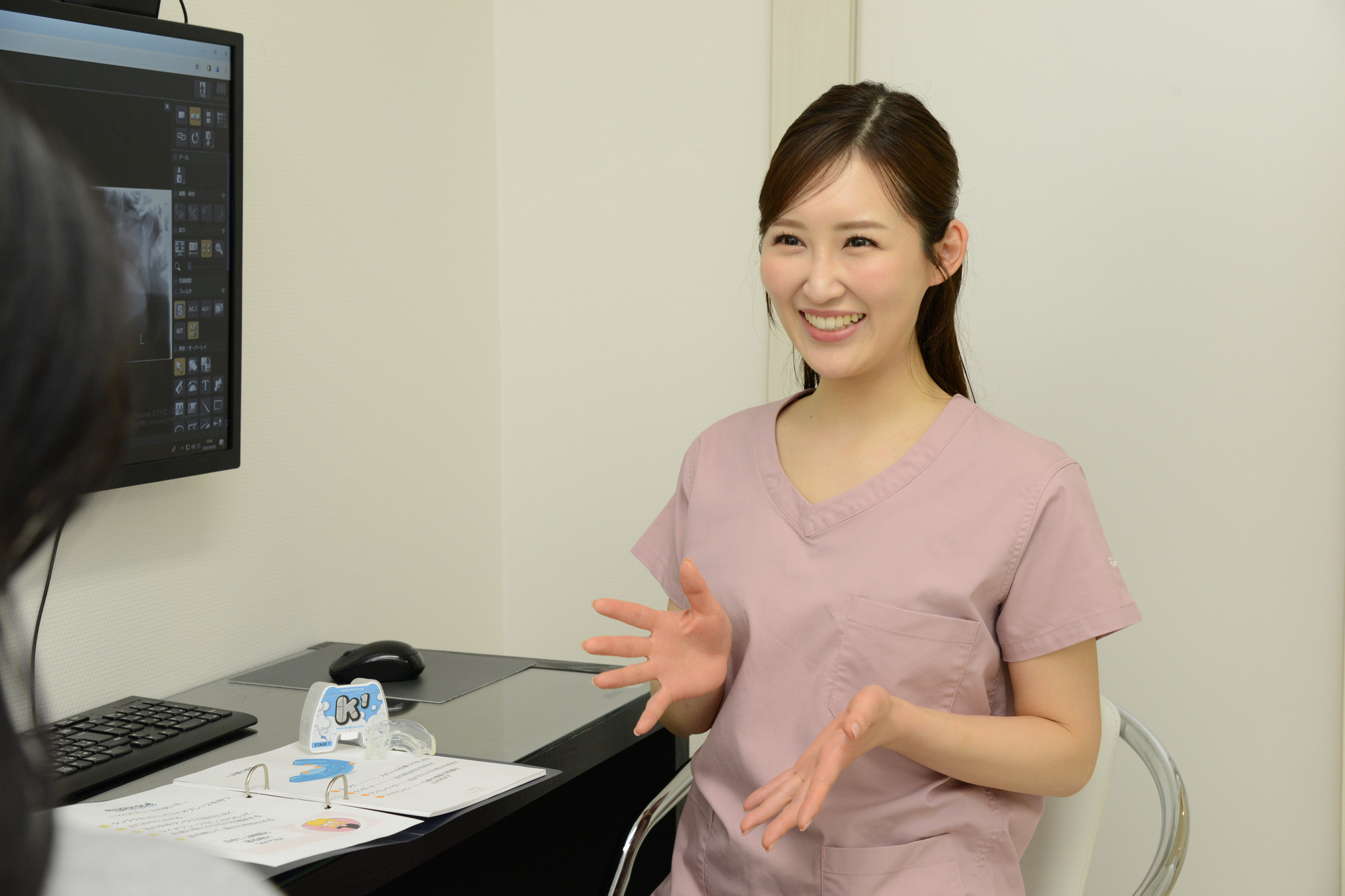 初診カウンセリングをおこなう院長/歯科医師の池畠光朗