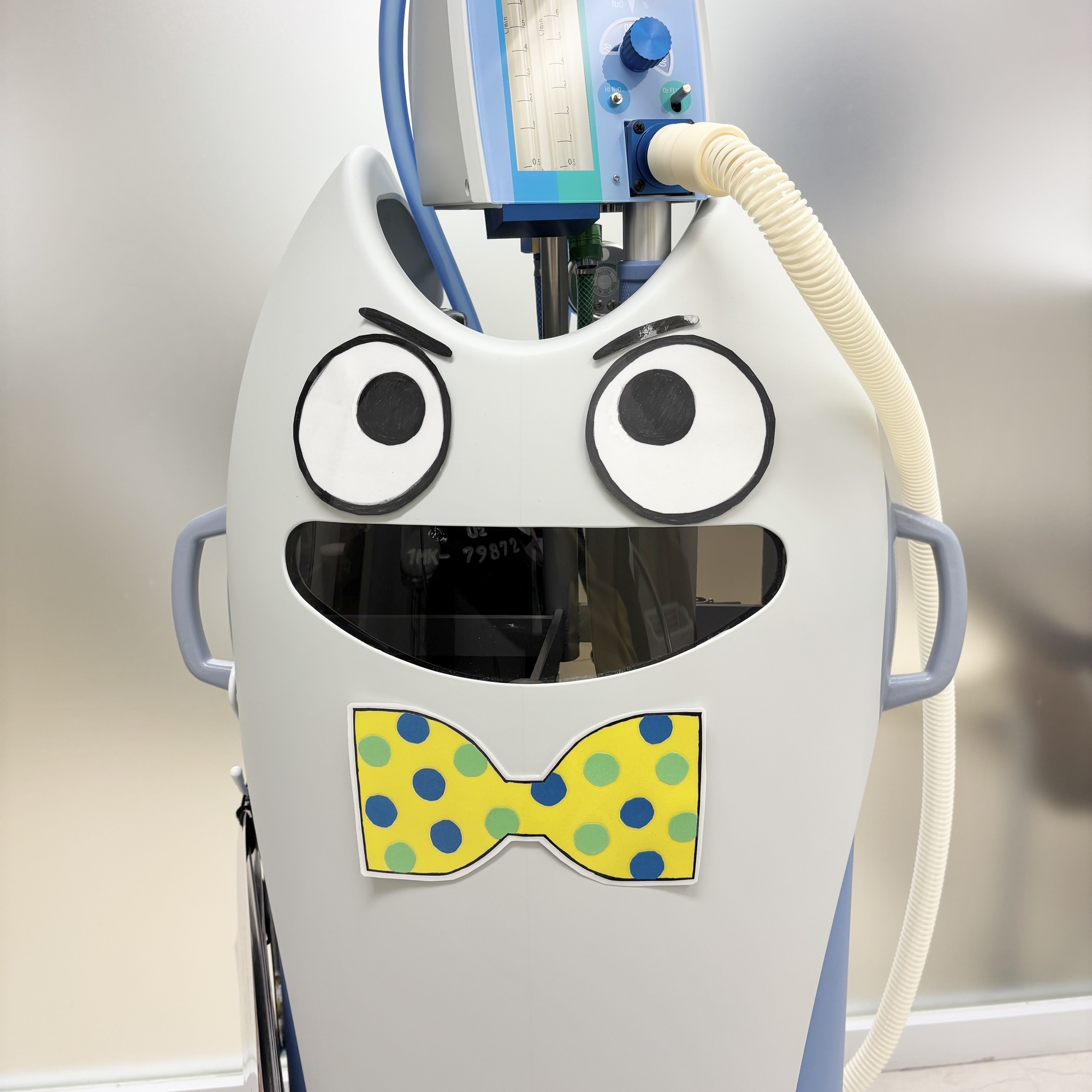 丁寧な説明をする院長/歯科医師の村田紗也子