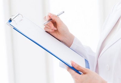 丁寧な説明をする院長/歯科医師の村田紗也子