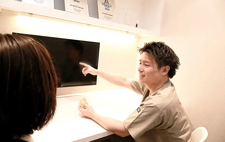 丁寧な説明をする院長/歯科医師の村田紗也子