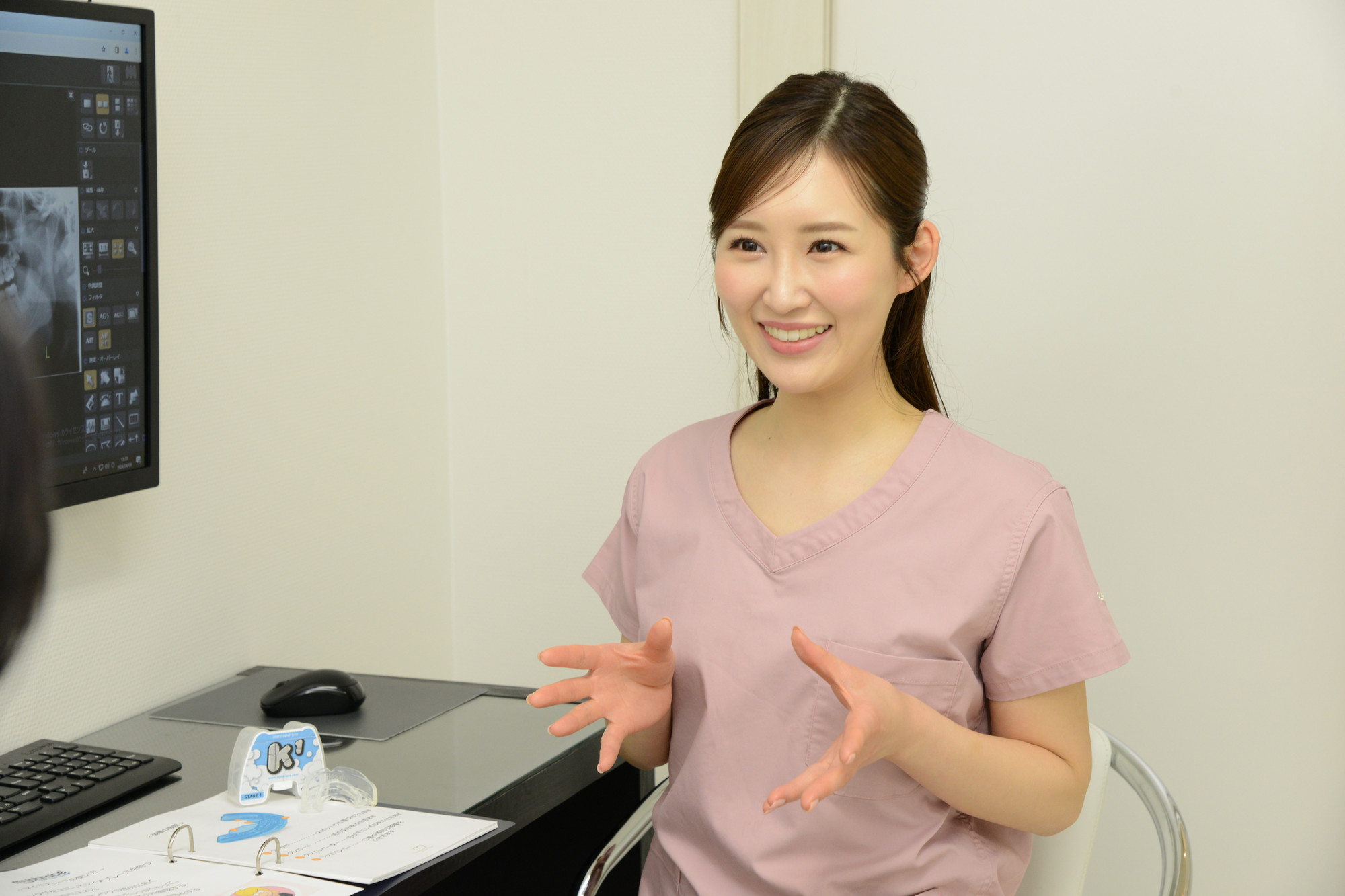 虫歯にならないお口の環境づくりを説明する歯科医師の村田紗也子