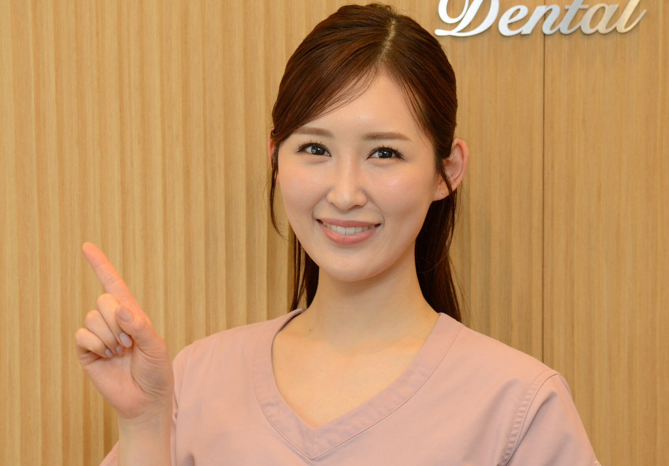 丁寧なカウンセリングをする歯科医師